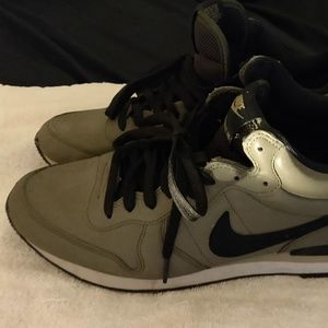 Nike Internationalist Mid Olive